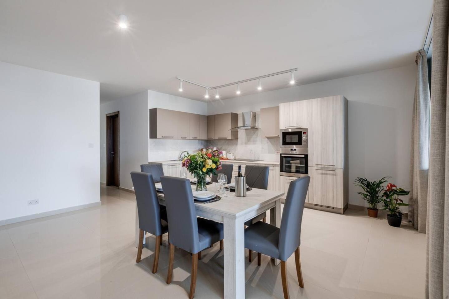9Ten11 Seafront By Homely Mellieha Exterior photo